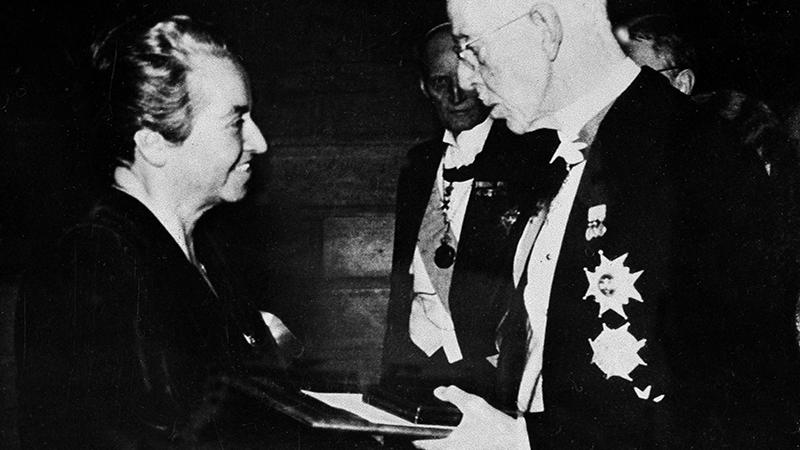 Imagen Biblioteca Nacional Gabriela Mistral recibe el Premio Nobel, en 1945.