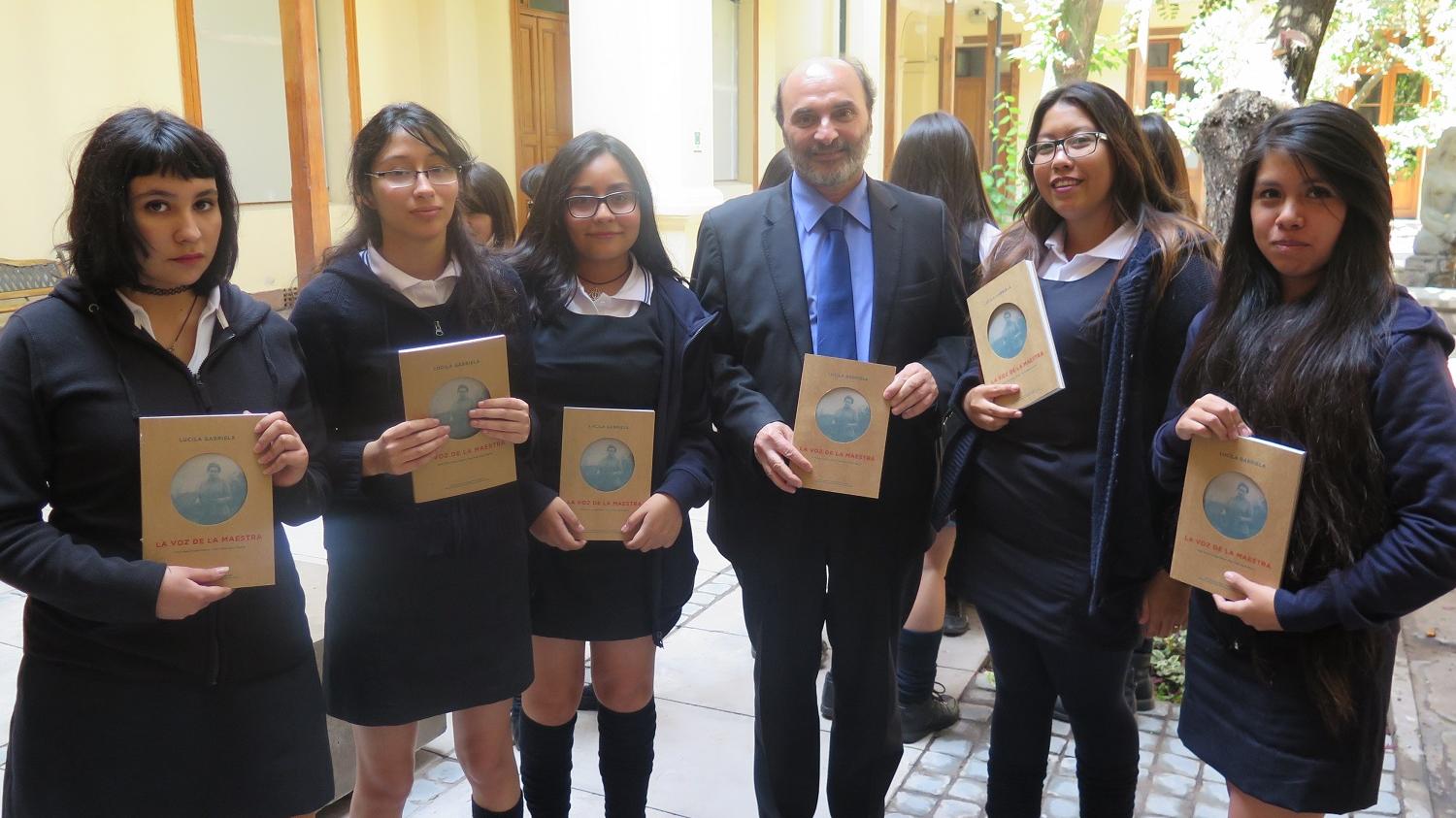 Director de la Dibam, Ángel Cabeza, junto a esolares en el lanzamiento de la reedición del libro ""Lucila Gabriela, la voz de la maestra"