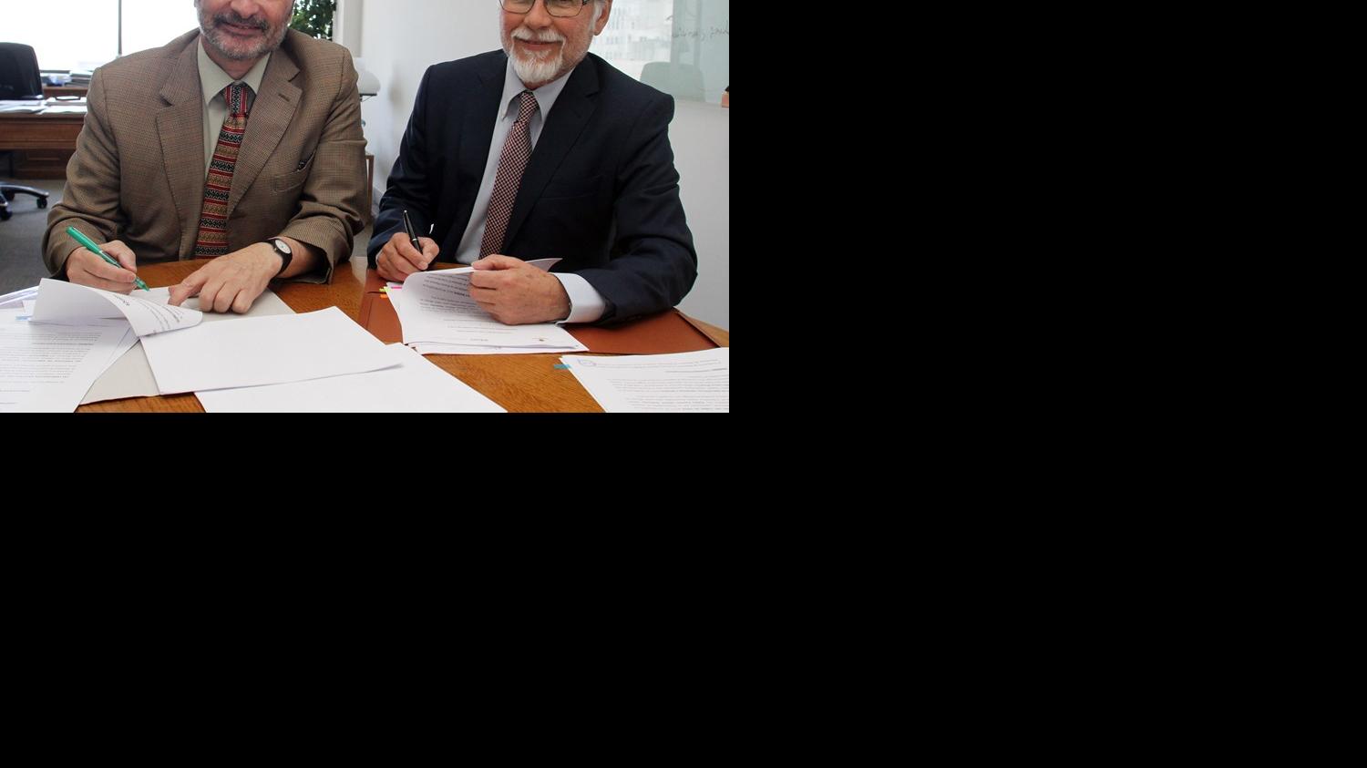 Firma de convenio Director de la Dibam y Vicepresidente de Asuntos Corporativos y Sutentabilidad de Codelco firman convenio para conservación del patrimonio