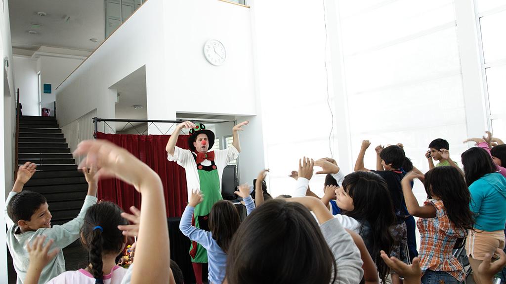 Payaso Actividades familiares en las bibliotecas, archivos y museos de la Dibam.
