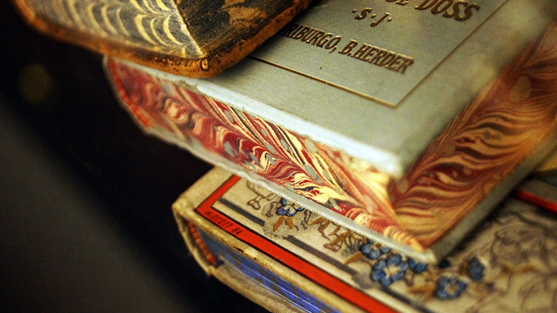 Exposición "Oficio Invisible: Papeles Decorados en las Colecciones de la Biblioteca"