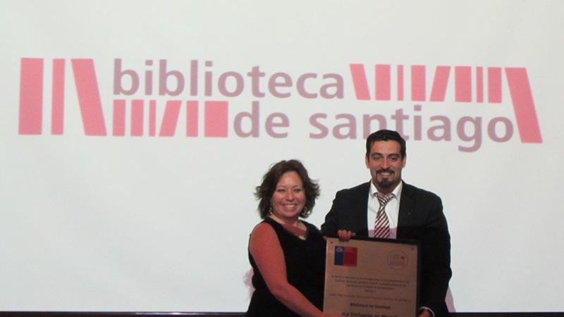Marcela Valdés, directora, recibe el galardón.