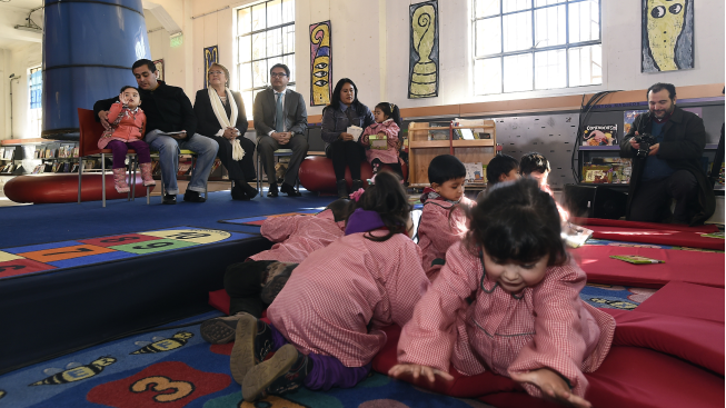 Presidenta Bachelet lanza concurso en la Biblioteca de Santiago.