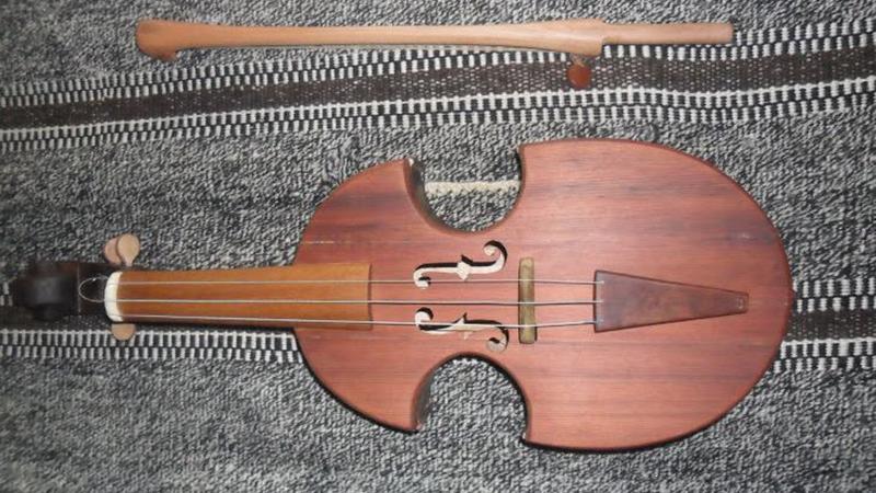 Instrumento musical de la zona central y del norte chico del país, de origen medieval.