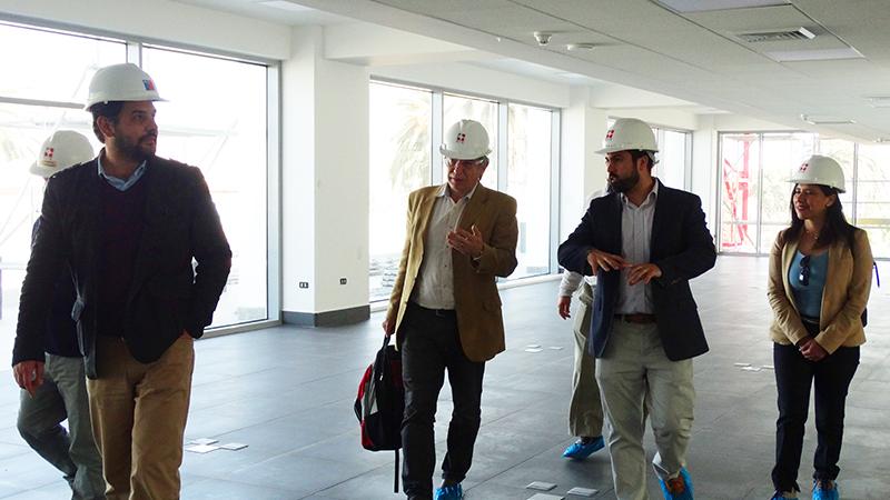 Un 92% de avance tienen las obras de la biblioteca. Representantes Mineduc, Dibam y MOP recorrieron el recinto.