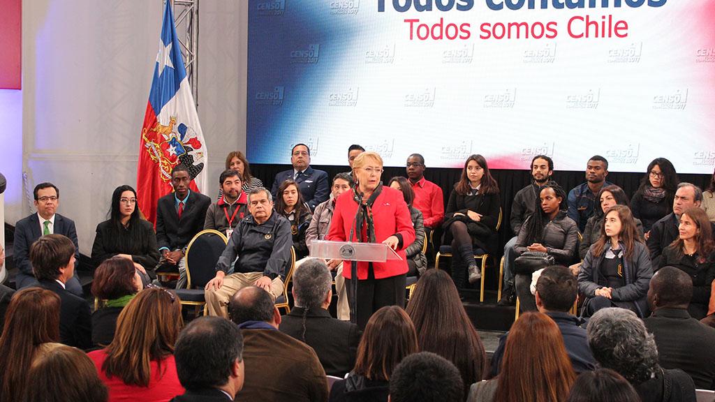 Presidenta agradece a los censistas en el Archivo Nacional.