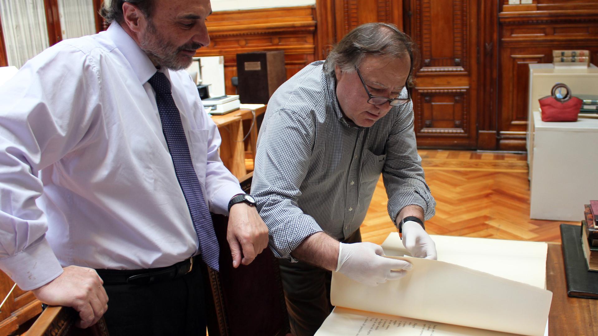 Director de la Dibam y Subdirector (s) de la Biblioteca Nacional revisan los documentos. Director de la Dibam y Subdirector (s) de la Biblioteca Nacional revisan los documentos.