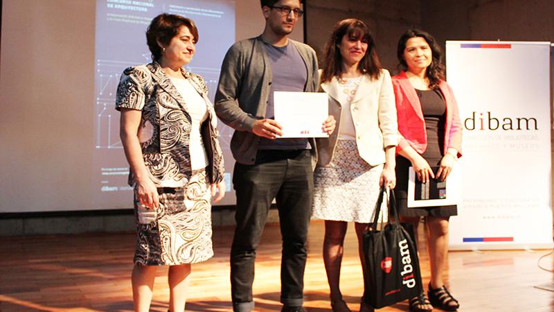 Ganador con autoridades.