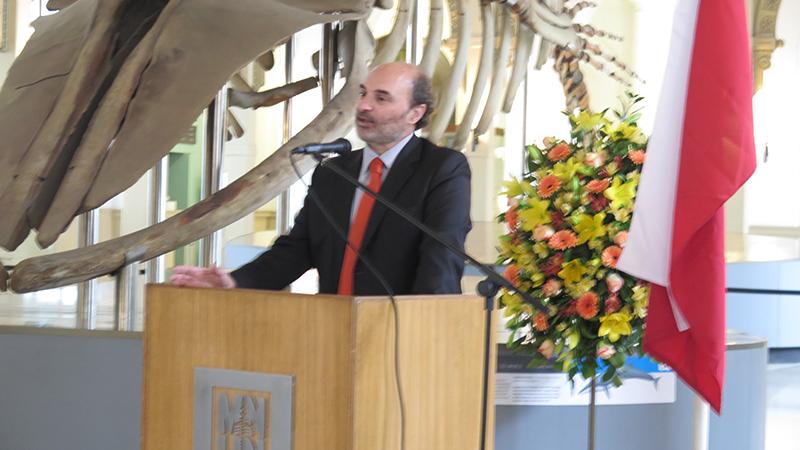 Ángel Cabeza, director de la Dibam, en el aniversario del MNHN.