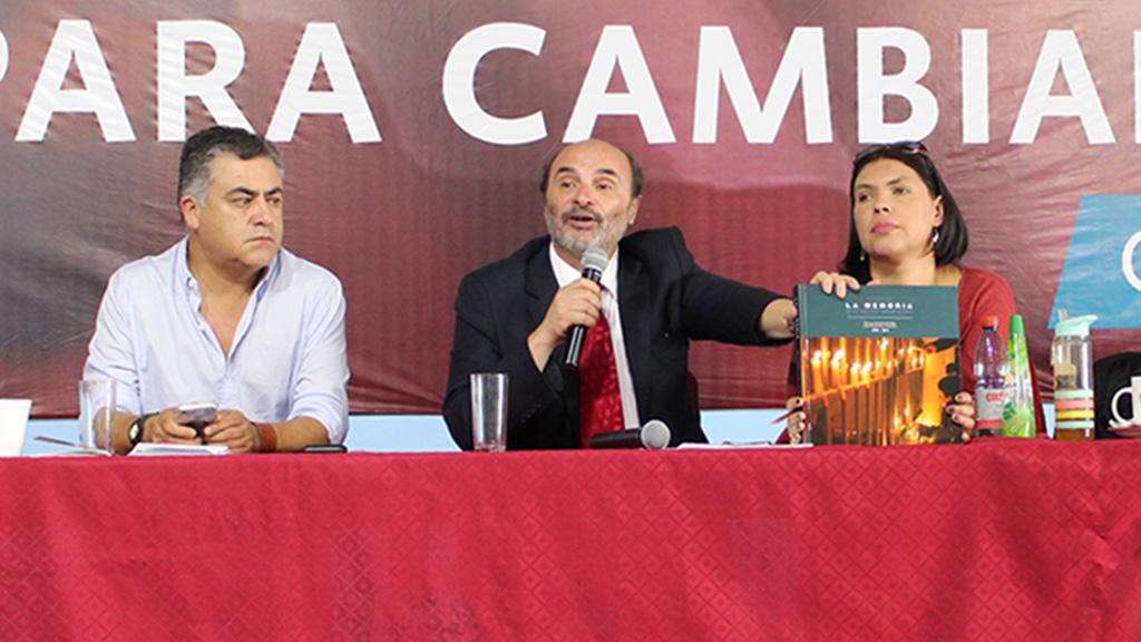 Director en la CUT Director Dibam presentando el libro junto a autoridades de la CUT.