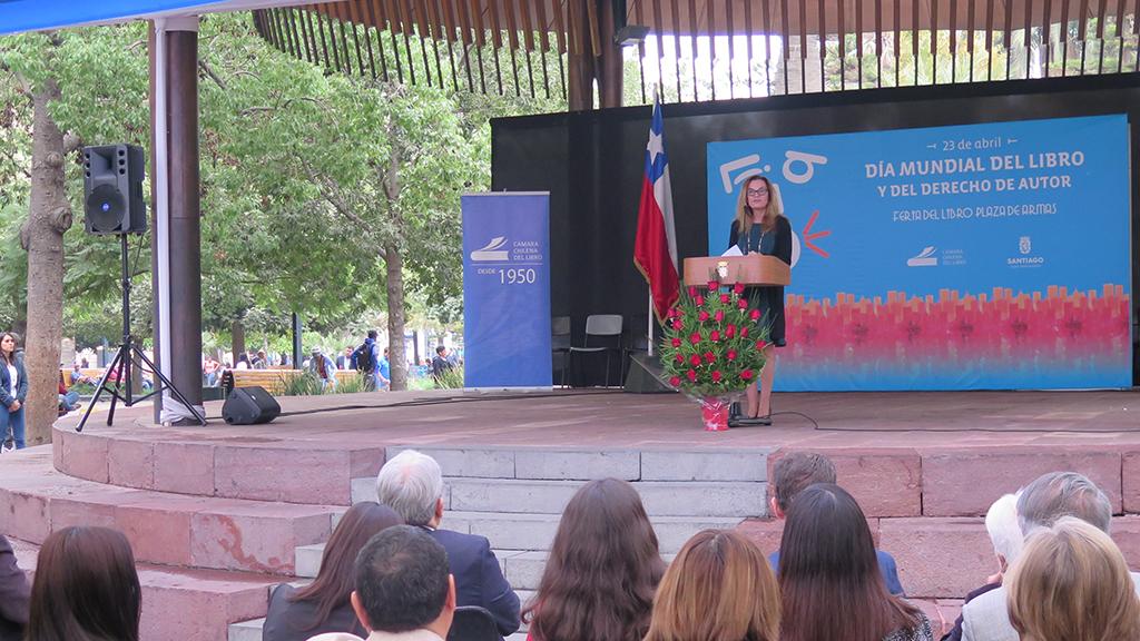 Ministra de las Culturas encabezó evento del Día Mundial del Libro y del Derecho de Autor en la Plaza de Armas de Santiago.