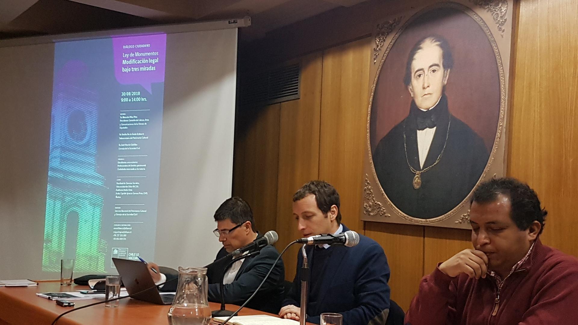 Panel de diálogo ciudadano Ley de Monumentos El panel conformado por el diputado Marcelo Díaz, el subsecretario Emilio De la Cerda y José Osorio, de la sociedad civil.