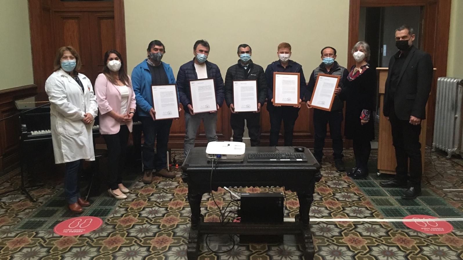 Entrega de certificados a cultores