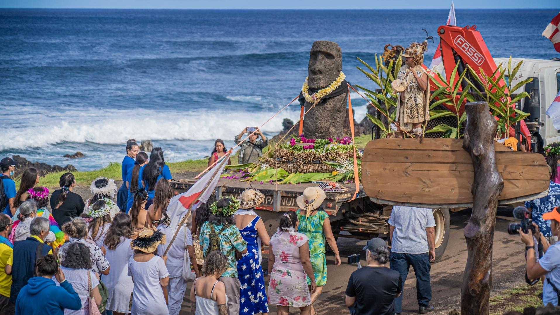 Procesión retorno moai