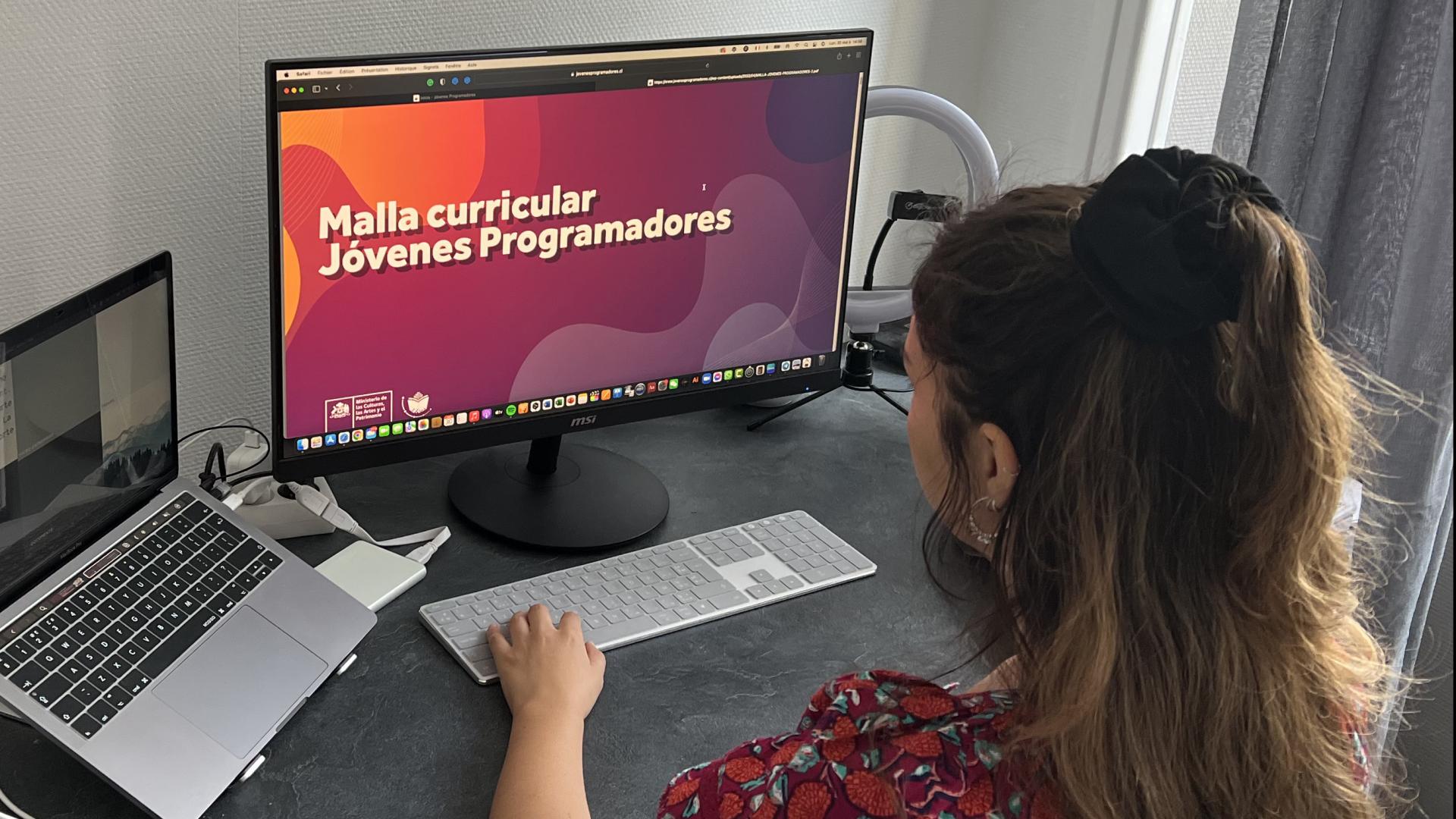 Joven mirando la malla curricular de Jóvenes programadores