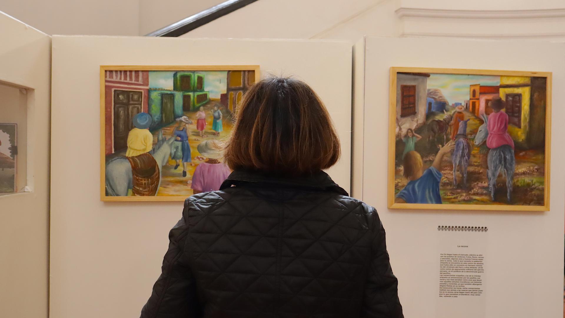 Visitante observa la muestra Las comerciantas afroazapeñas en mil colores en el Archivo Nacional