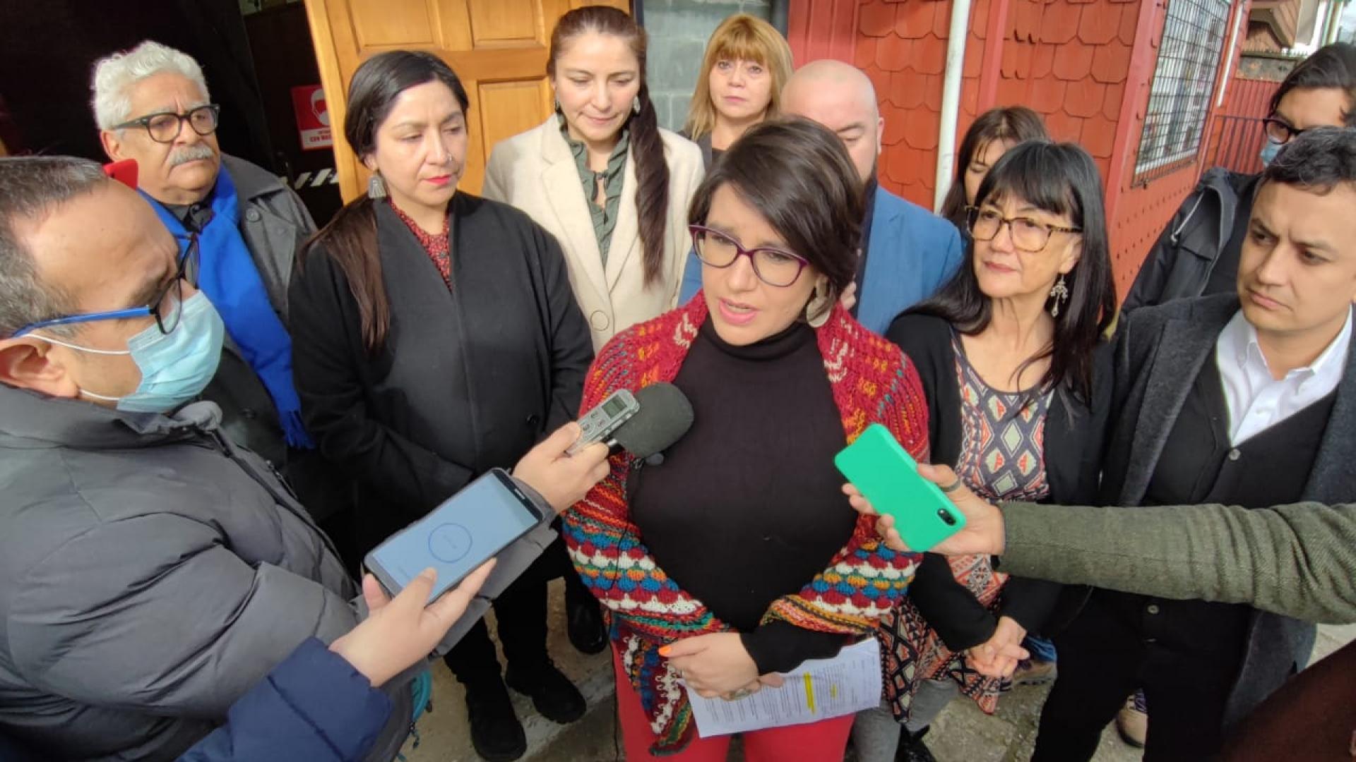 Periodistas entrevistando a ministra Julieta Brodsky