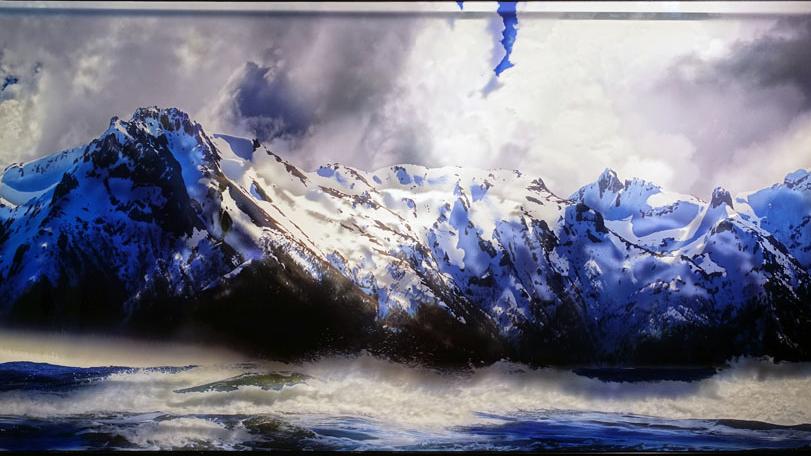 Obra que representa montañas azuladas contra un cielo nublado