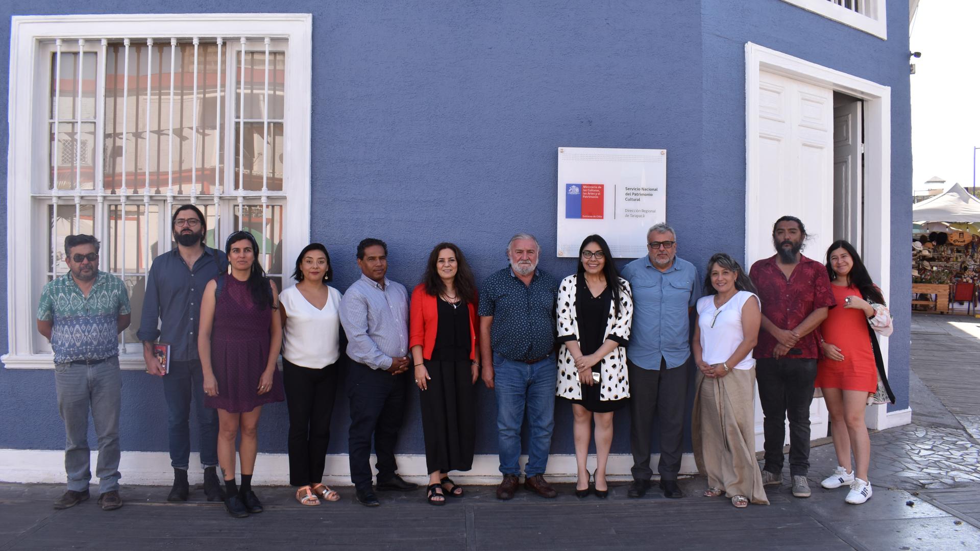 Directora nacional del Serpat, Nélida Pozo,  junto al equipo de funcionarios y funcionarias del  SERPAT Tarapacá