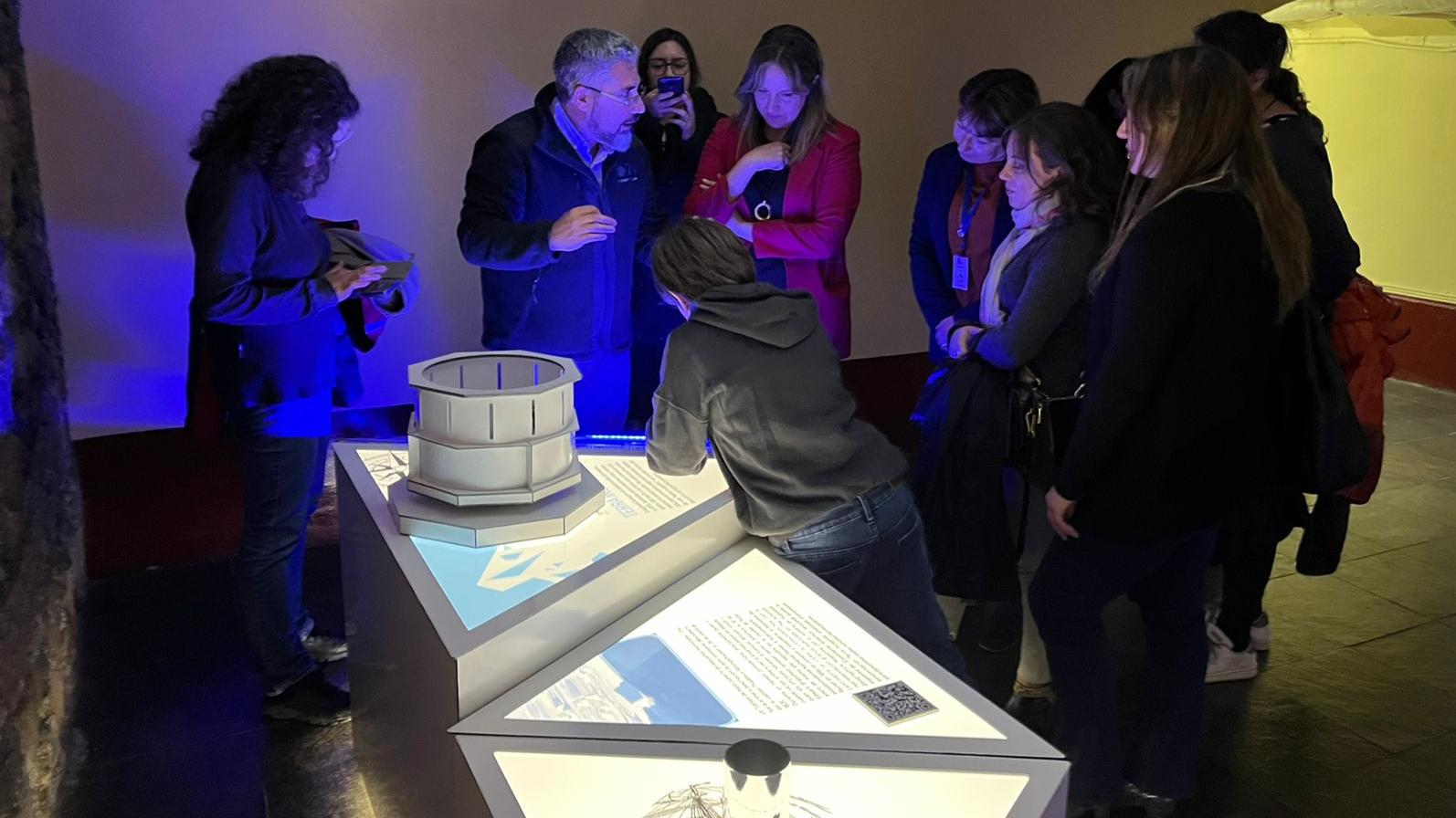 Visitantes participan con elementos interactivos