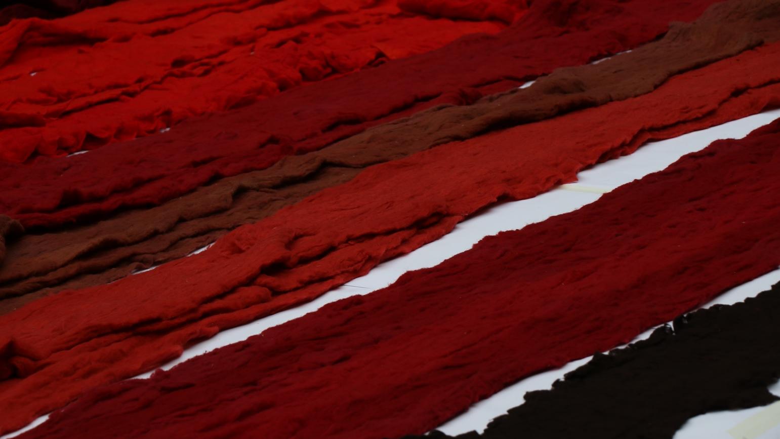 Fotografía de retazos de lana en tonos rojos