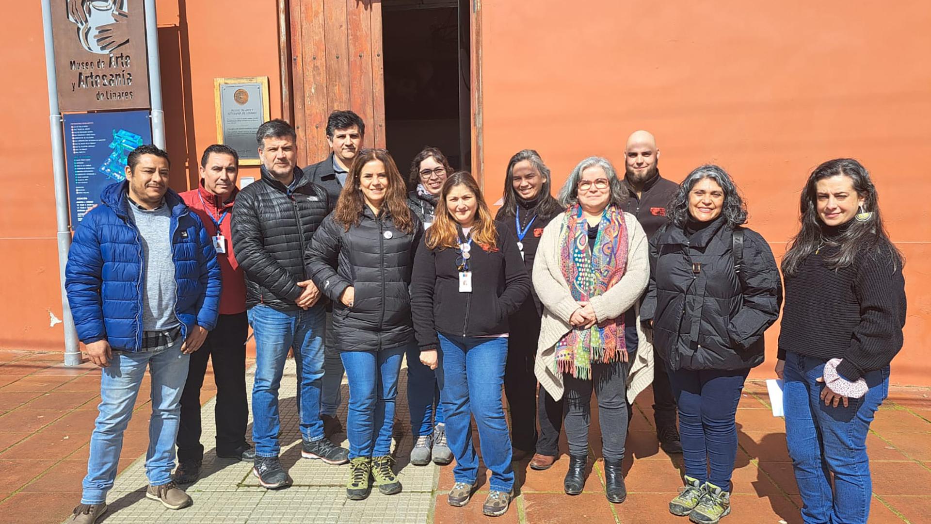 Directora nacional junto a directora regional y equipo de Museo de Arte y Artesanía de Linares