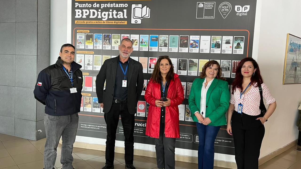 Directora nacional del Servicio del Patrimonio Cultural inaugura segundo punto de Biblioteca Pública Digital en aeropuerto de Punta Arenas