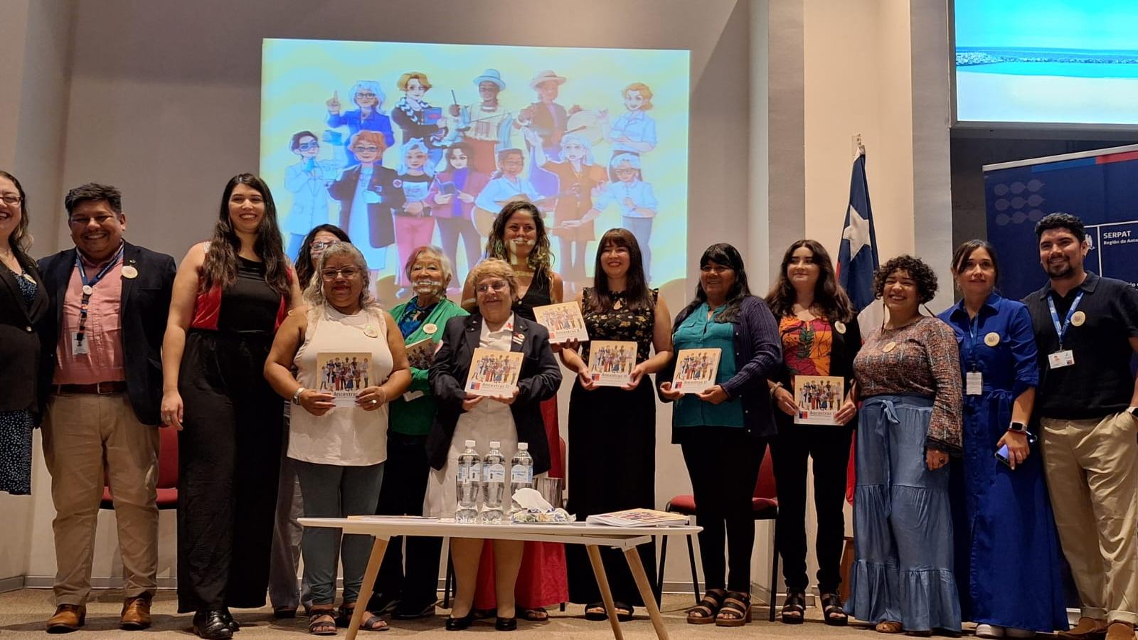 Mujeres destacadas junto a los integrantes de la Mesa de Equidad de Género de la región de Antofagasta.
