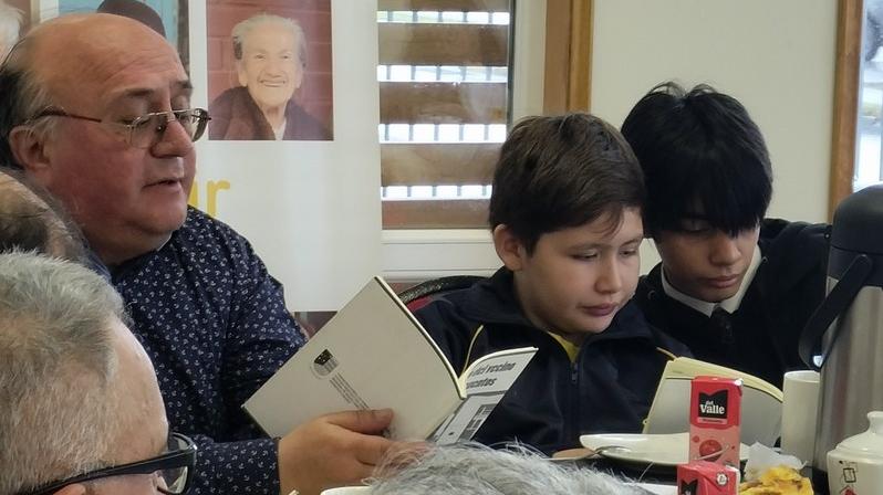 Serpat continúa celebración del Mes del Libro con interesante actividad intergeneracional de mediación lectora
