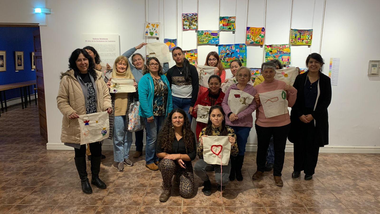 mujeres integrantes de Agrupación de Bordadoras de Copiulemu
