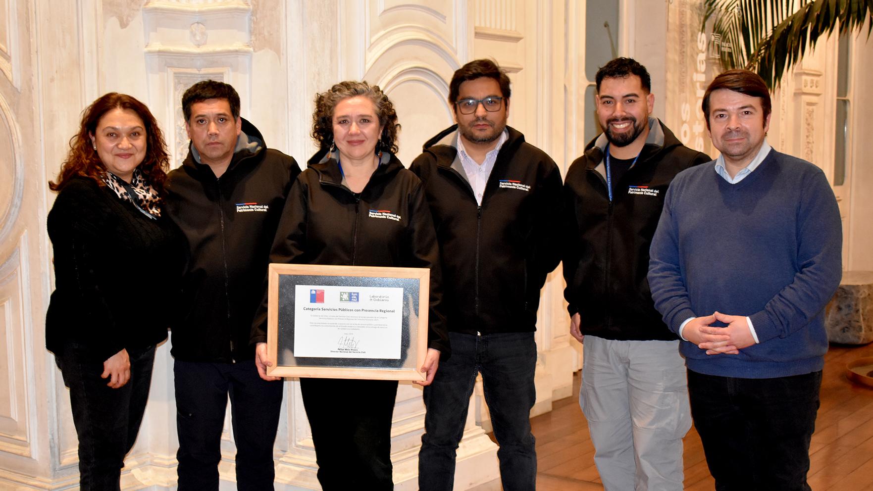 Representantes del Museo de Sitio Castillo de Niebla y de Serpat nivel central mostrando diploma del concurso Funciona 2023