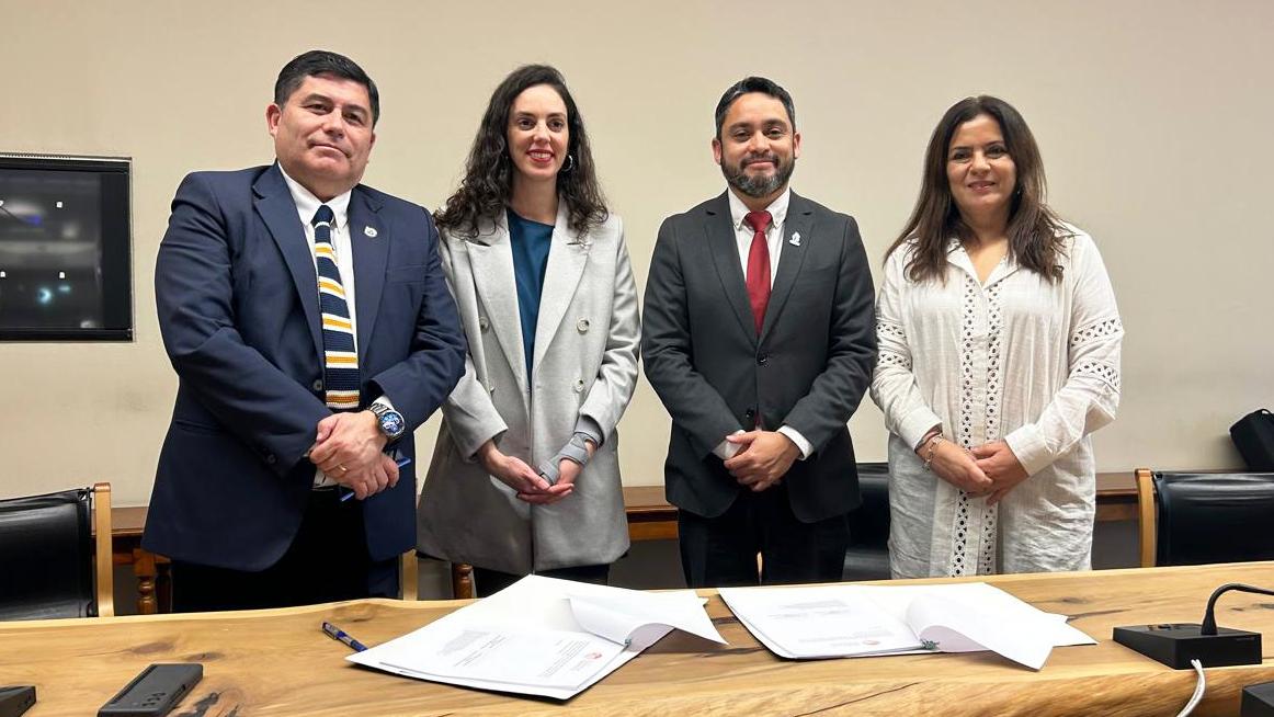 Autoridades durante la firma del formulario.