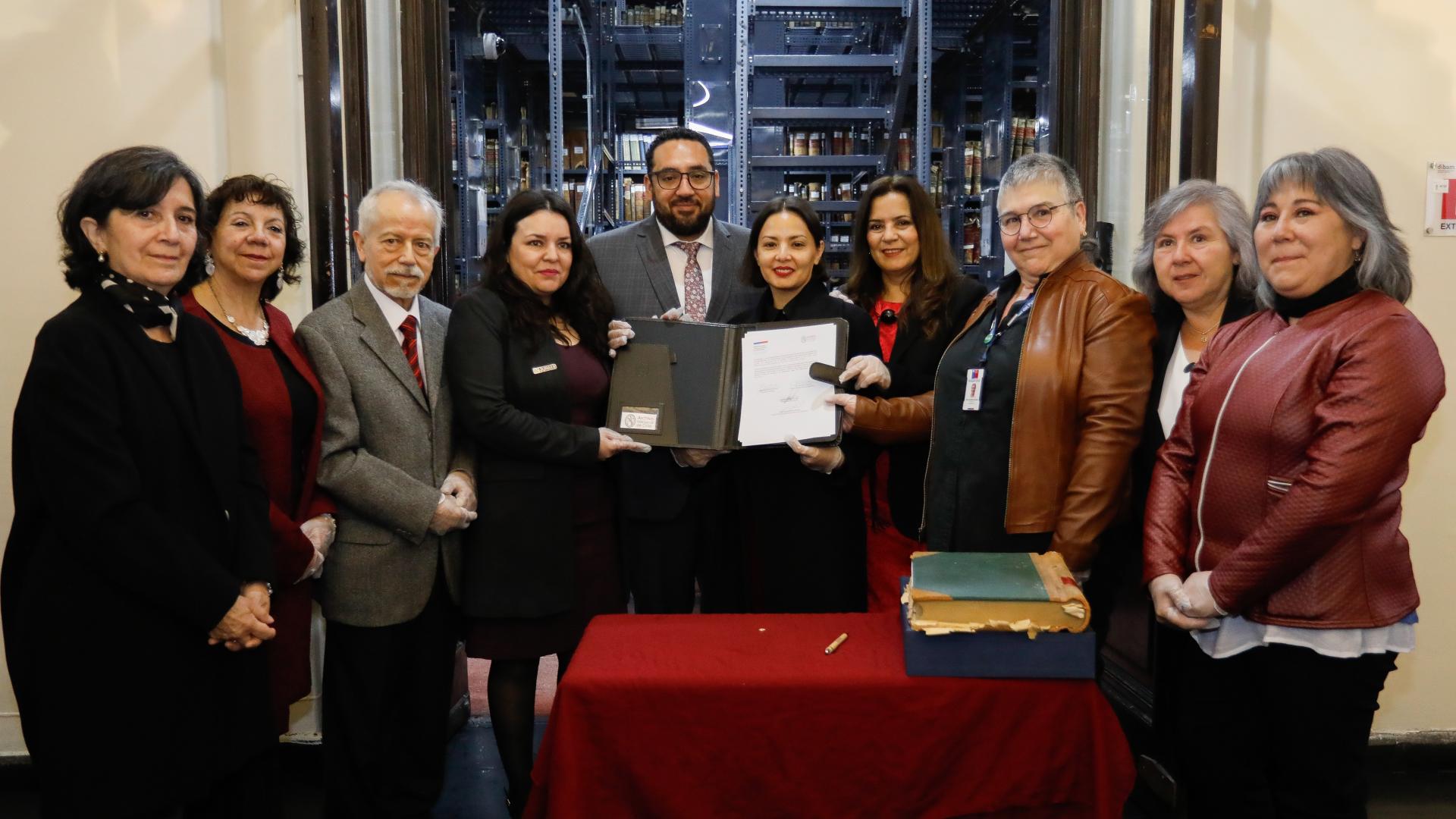 Junaeb entrega acta fundacional al Archivo Nacional