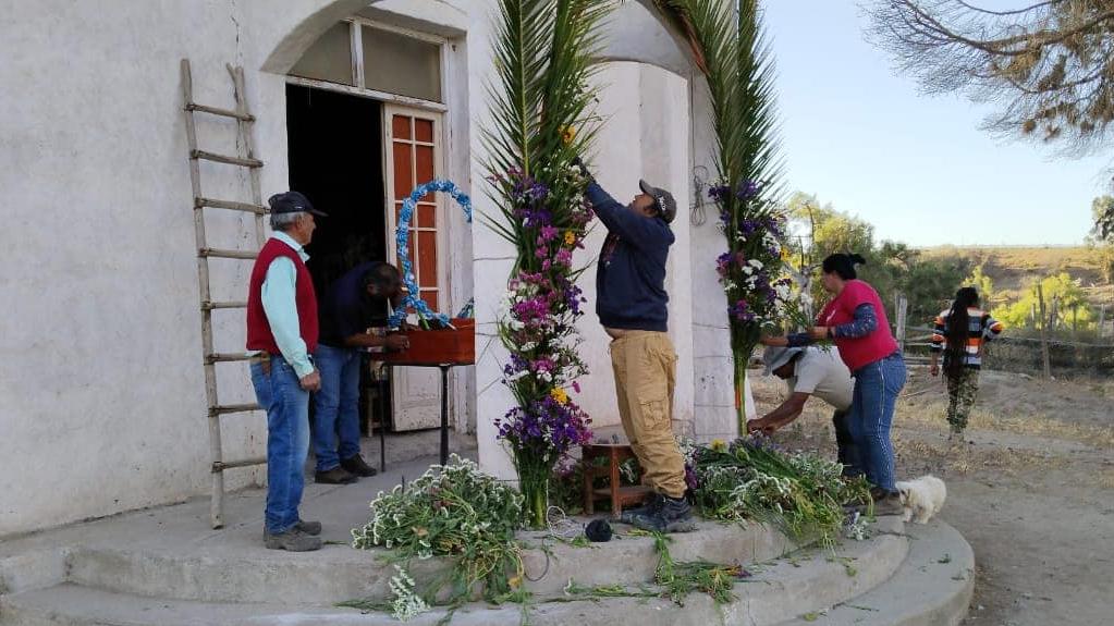 Miembros de la comunidad de Pachingo adornando el templo para la celebración de la virgen. Fuente: Facebook Comité La Palma de Pachingo, 2023