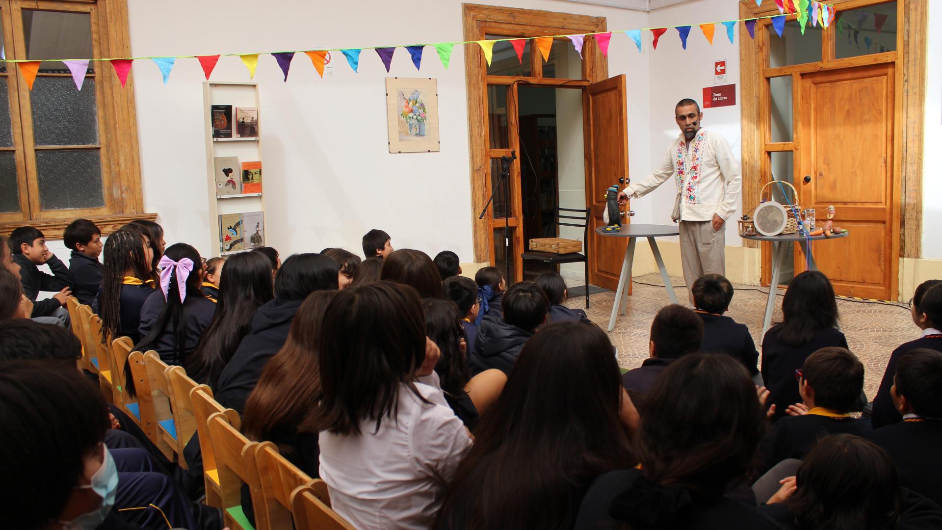 Alumnos del Colegio San Lucas disfrutan del espectáculo de narración oral de la compañía Avuelopajaro, en la Biblioteca Pública Alonso de Ercilla y Zúñiga, La Serena.