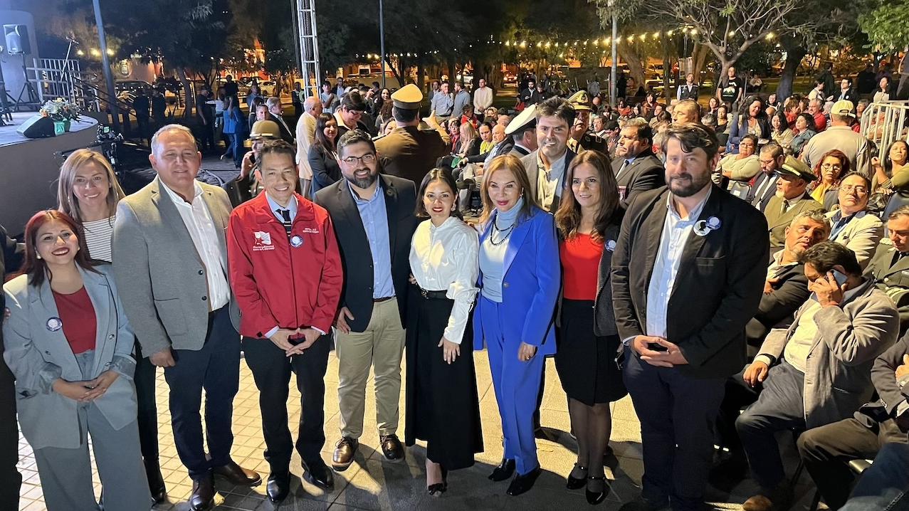 Autoridades en la plaza de Vicuña