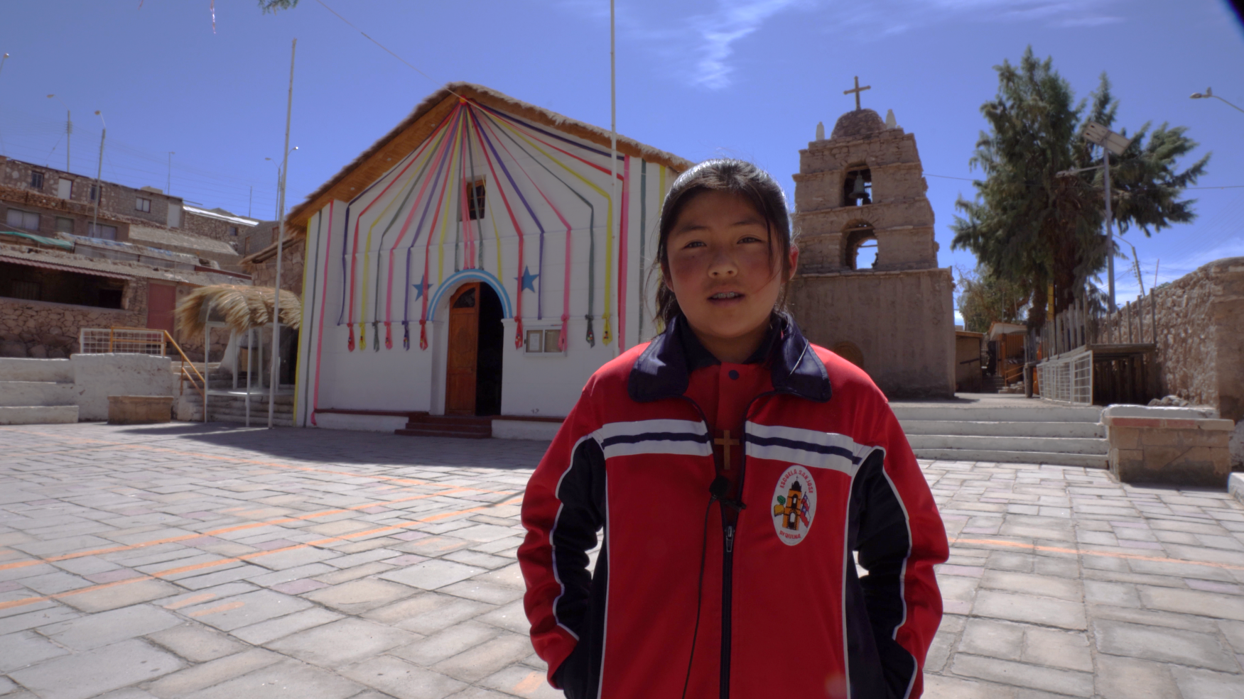 Niña situada en el frontis de una iglesia