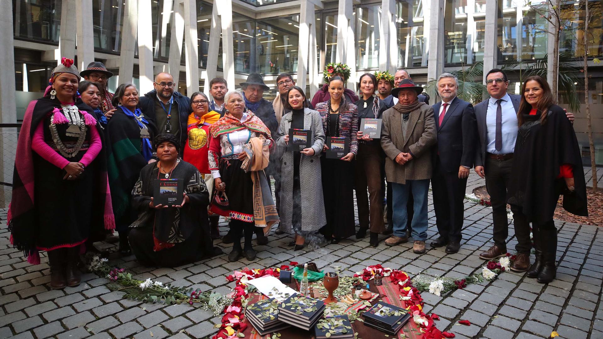 Autoridades reciben donación de 500 ejemplares del diccionario unificado de la lengua Ckunsa, destinados a escuelas públicas y organizaciones indígenas de la Región Metropolitana