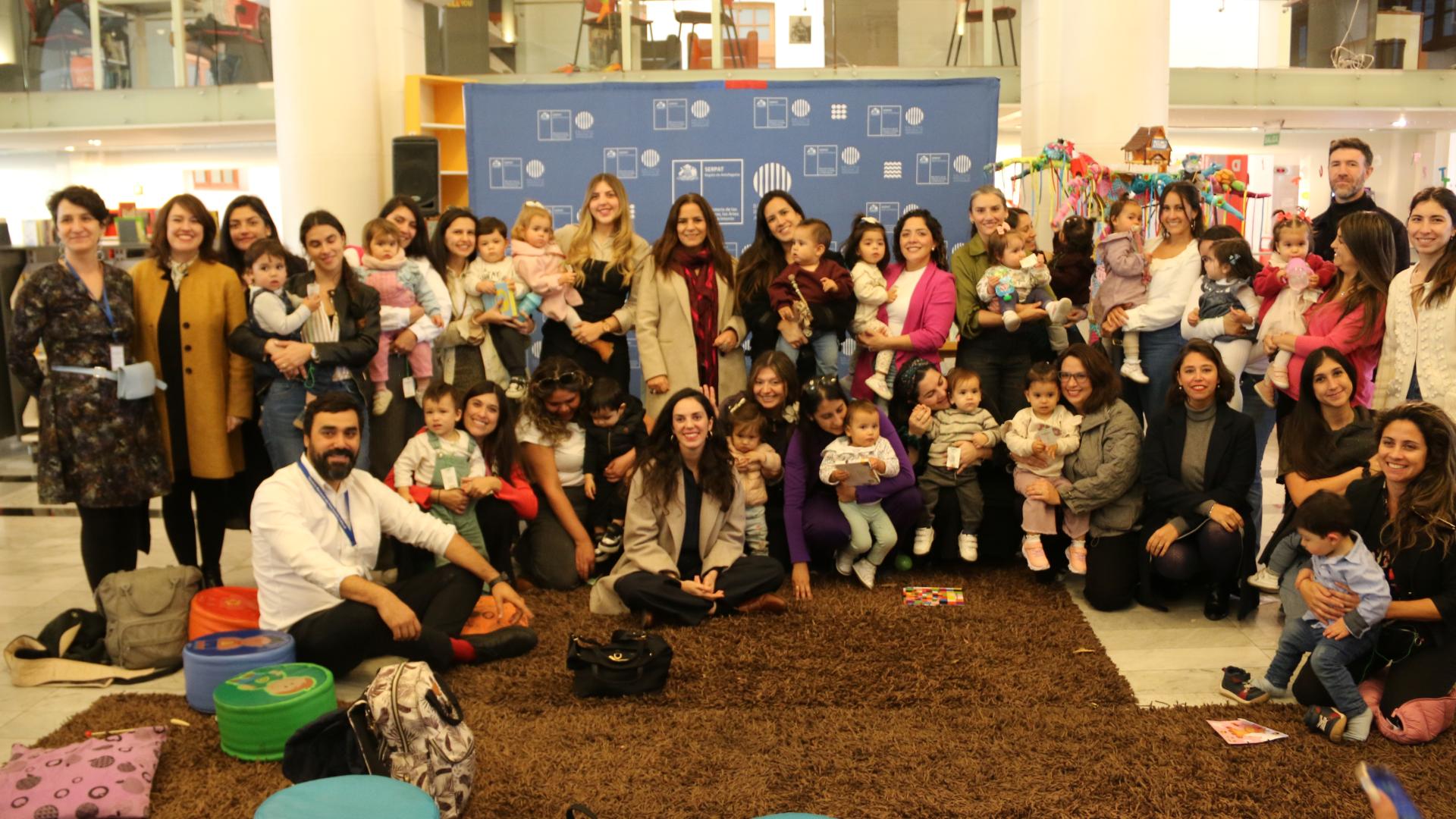 Participantes de la inauguración de la Guaguateca de la Biblioteca Regional de Antofagasta
