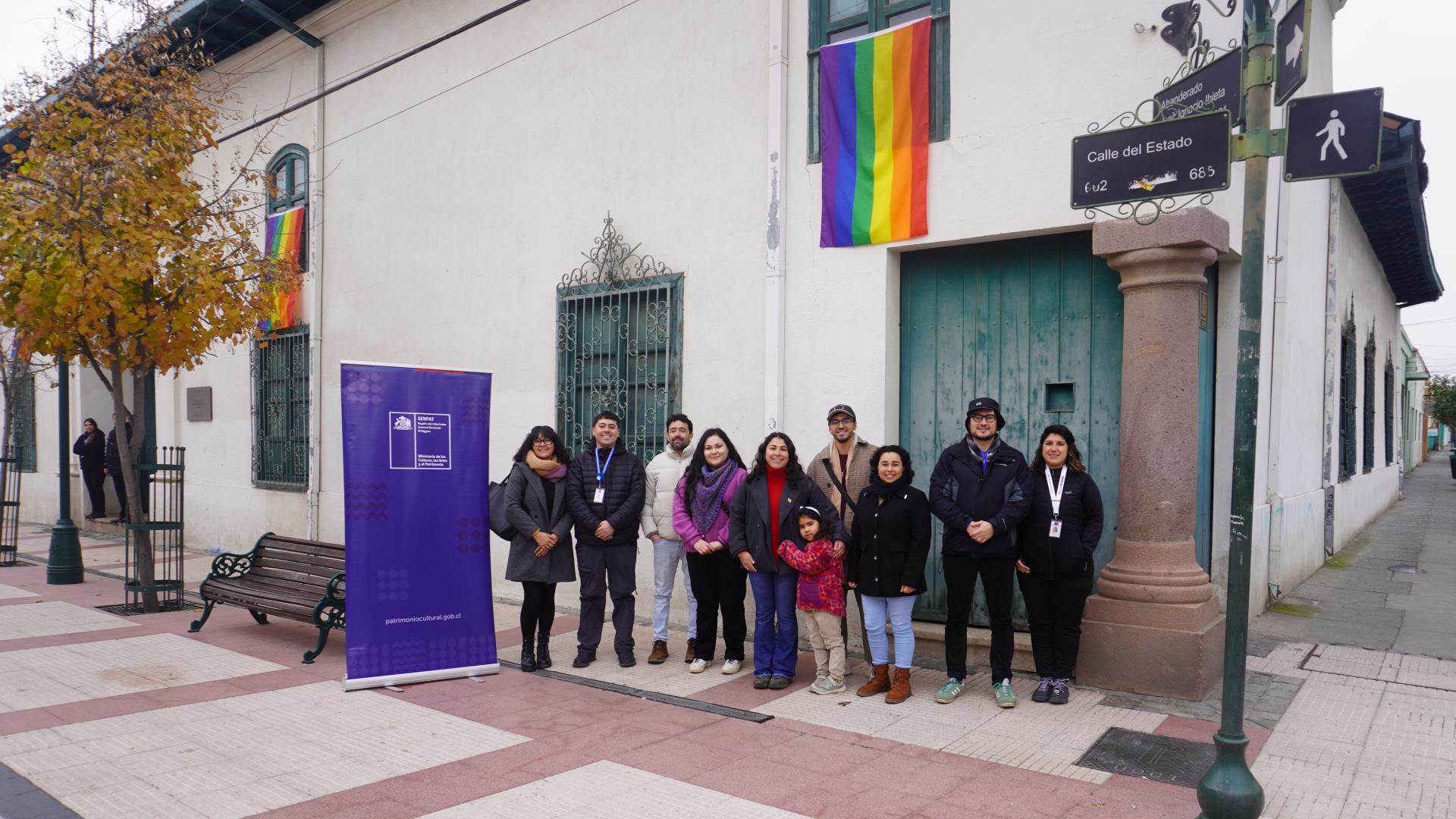 Despliegue de banderas en conmemoración del Día del Orgullo LGBTIQ+