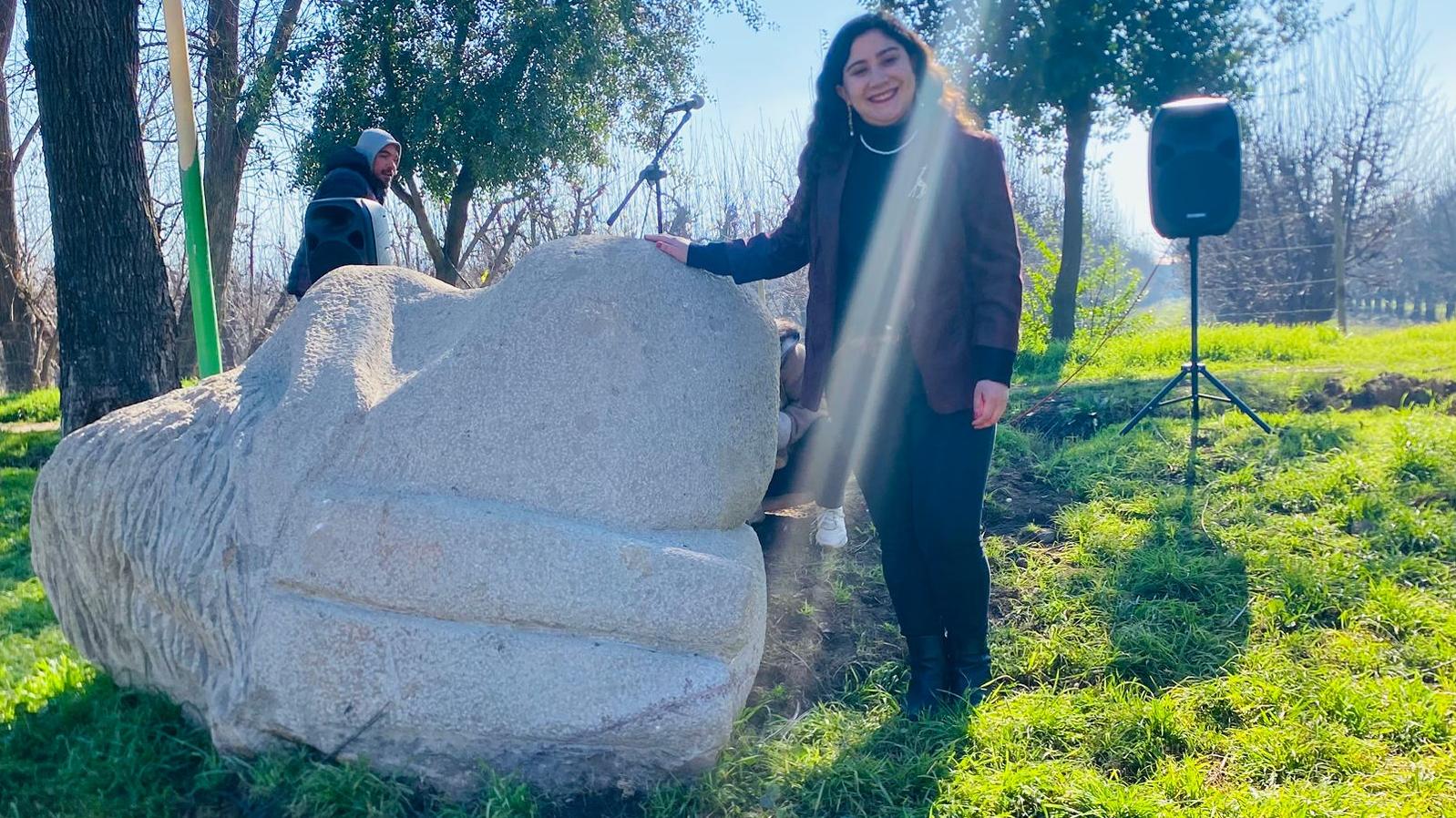 Monumento público “Mujer Semilla” de Vannia Claret, inaugurada en Graneros