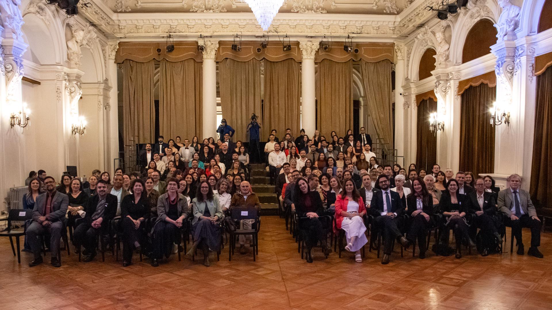 Las y los asistentes en la Sala Claudio Arrau del teatro Municipal de Santiago