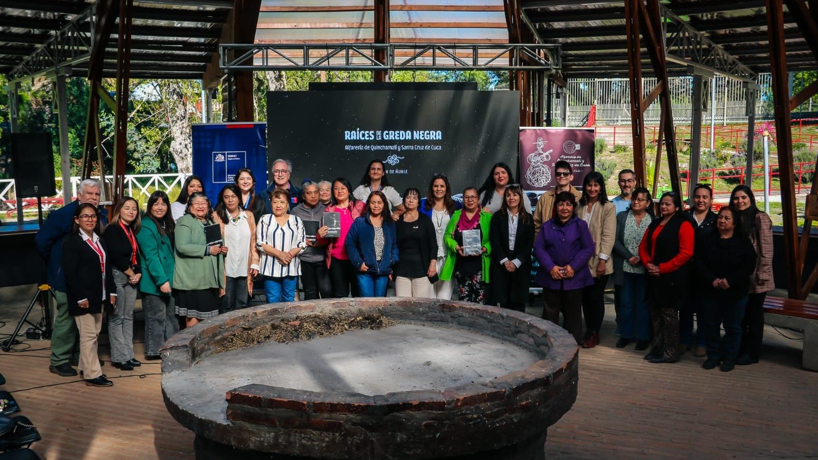 Autoridades y representantes culturales en el lanzamiento del libro "Raíces de la Greda Negra. Alfarería de Quinchamalí y Santa Cruz de Cuca"