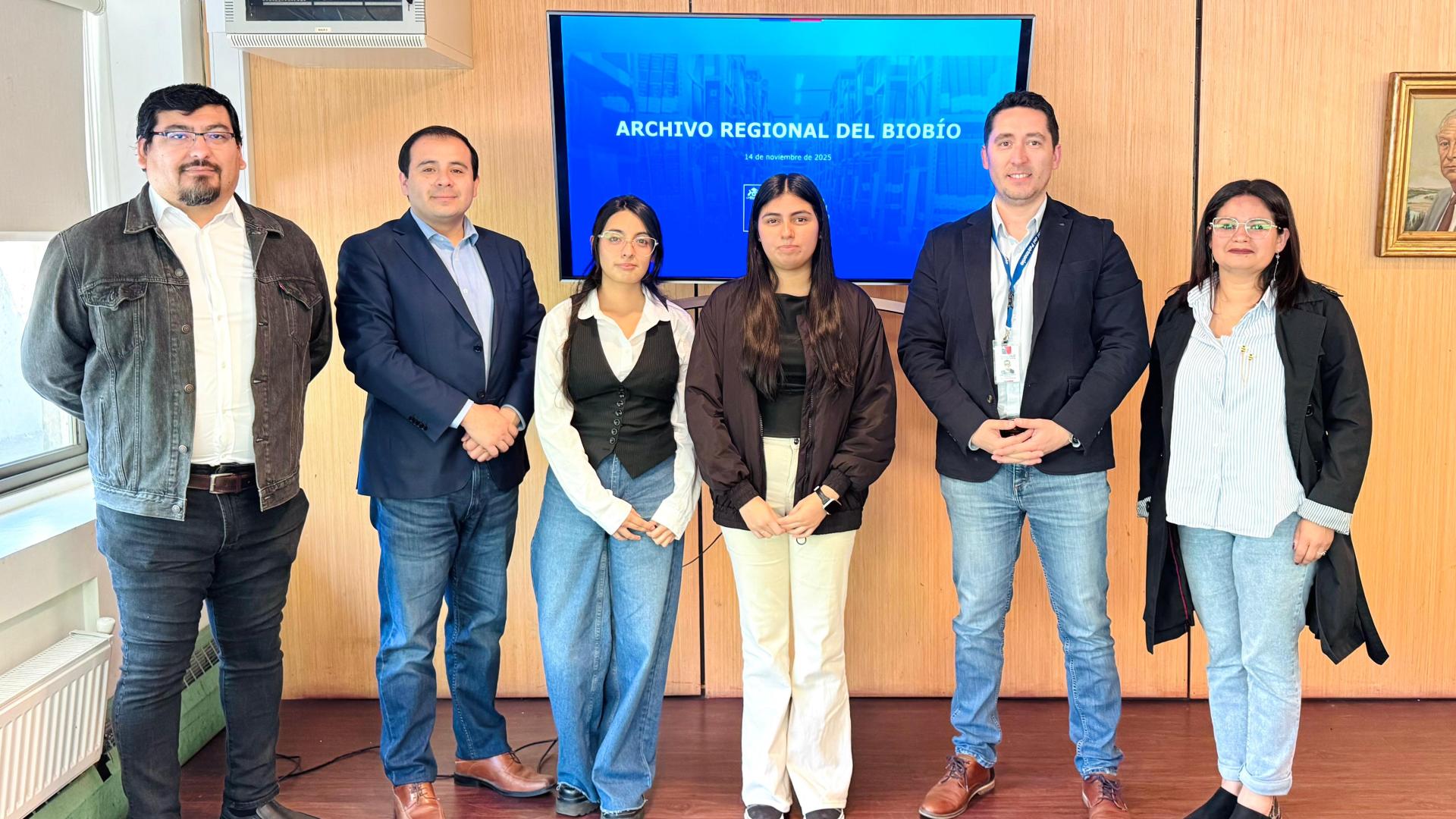 Equipo ARB junto a estudiantes y docente USS