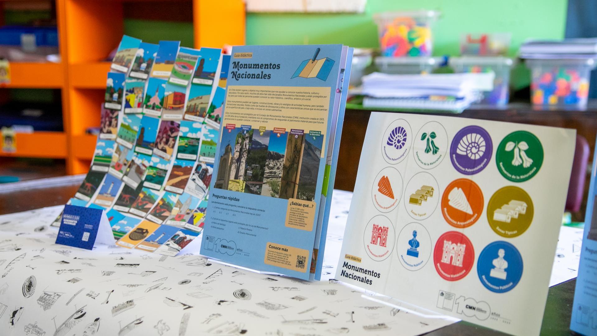 Detalle del diverso material didáctico elaborado por el Consejo de Monumentos con motivo de su Centenario