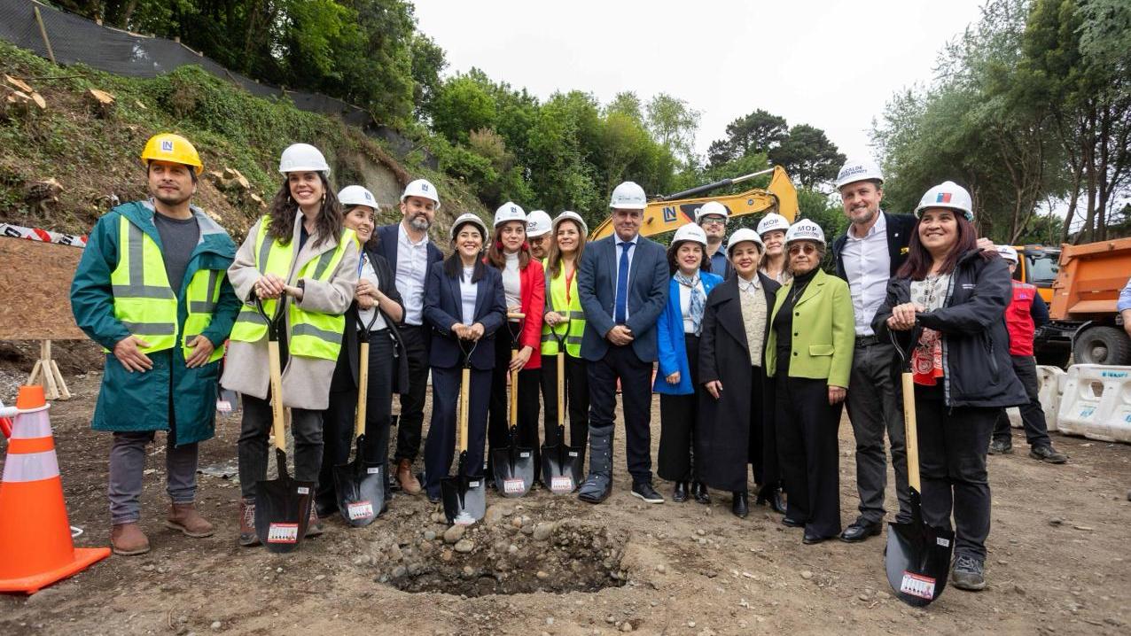 Autoridades de Cultura, Obras Públicas y regionales en el hito de construcción.