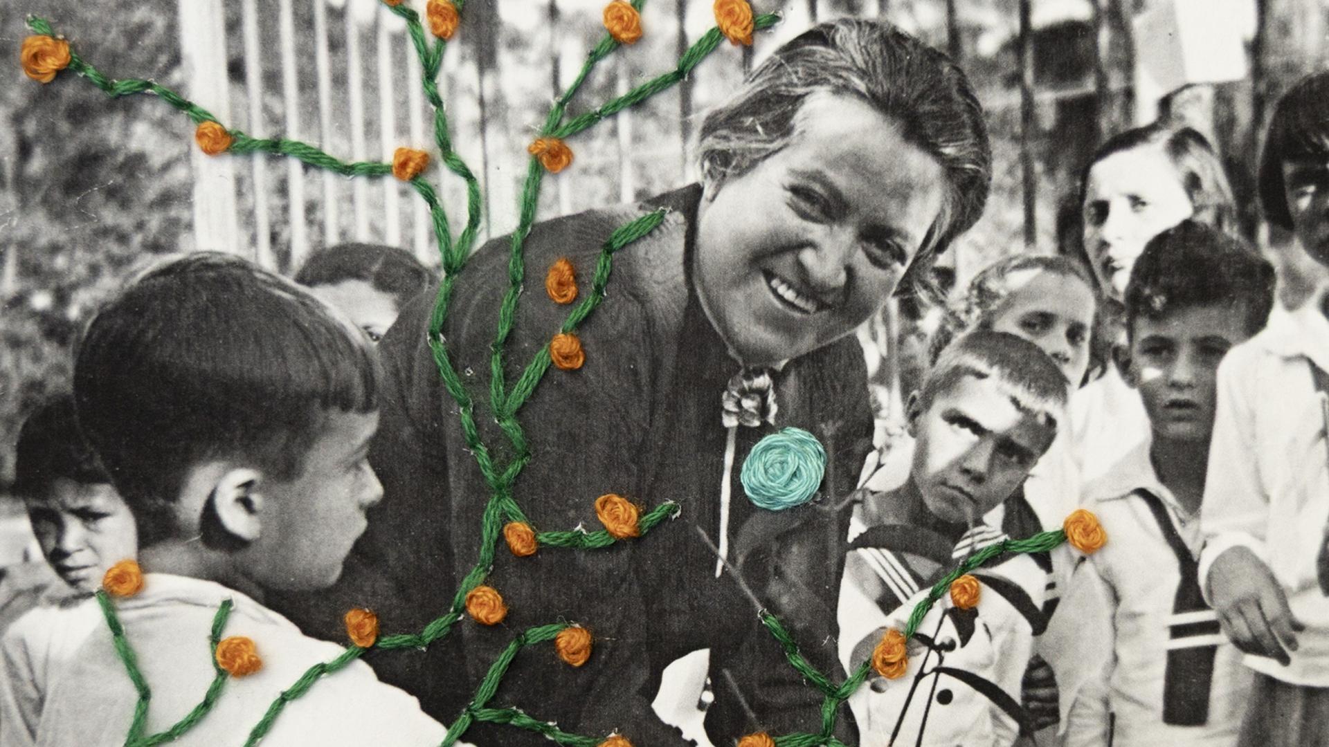  Gabriela Mistral plantando con niños en Guayaquil.