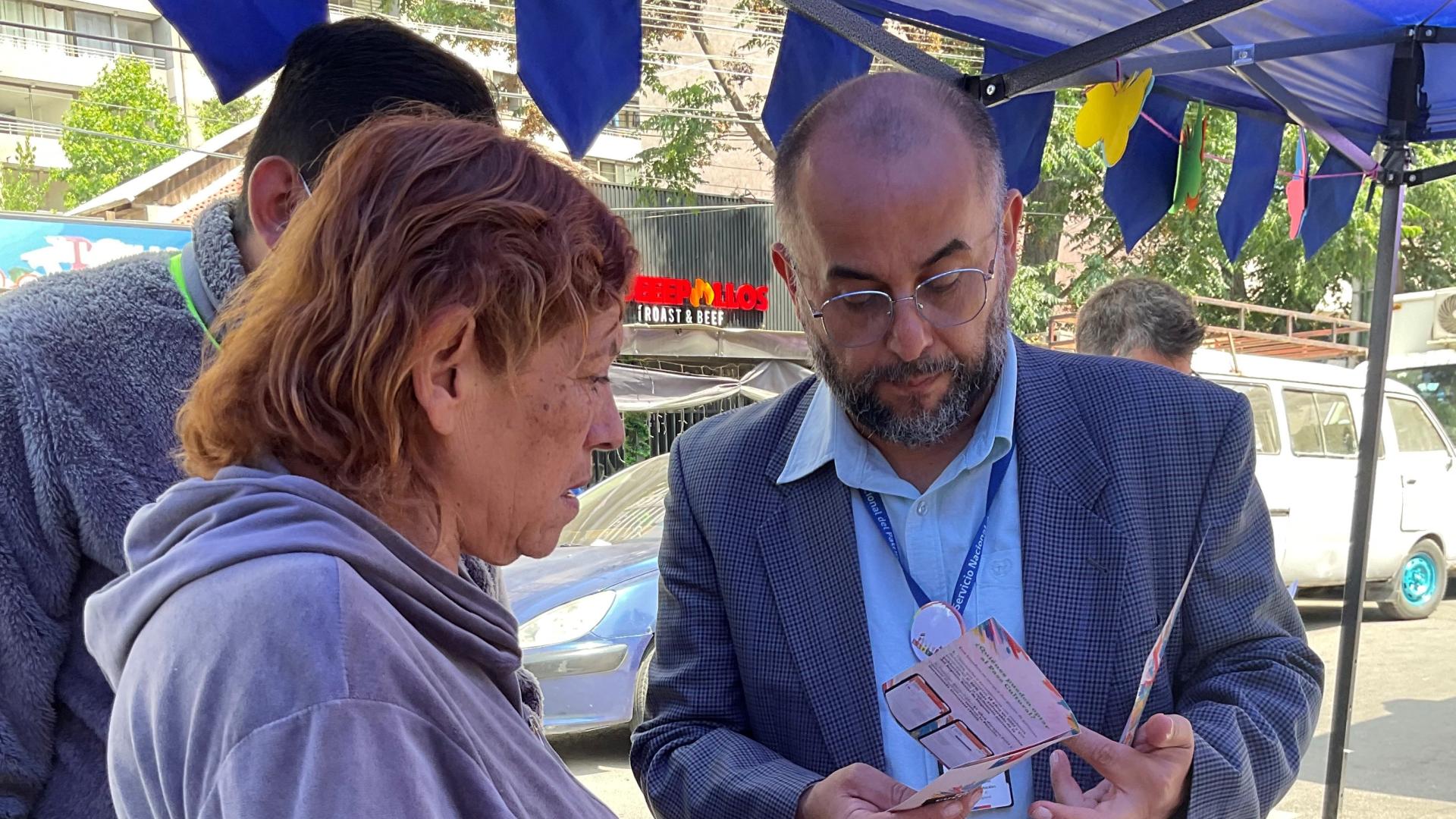 Gabriel Díaz entrega información a visitantes de la feria.