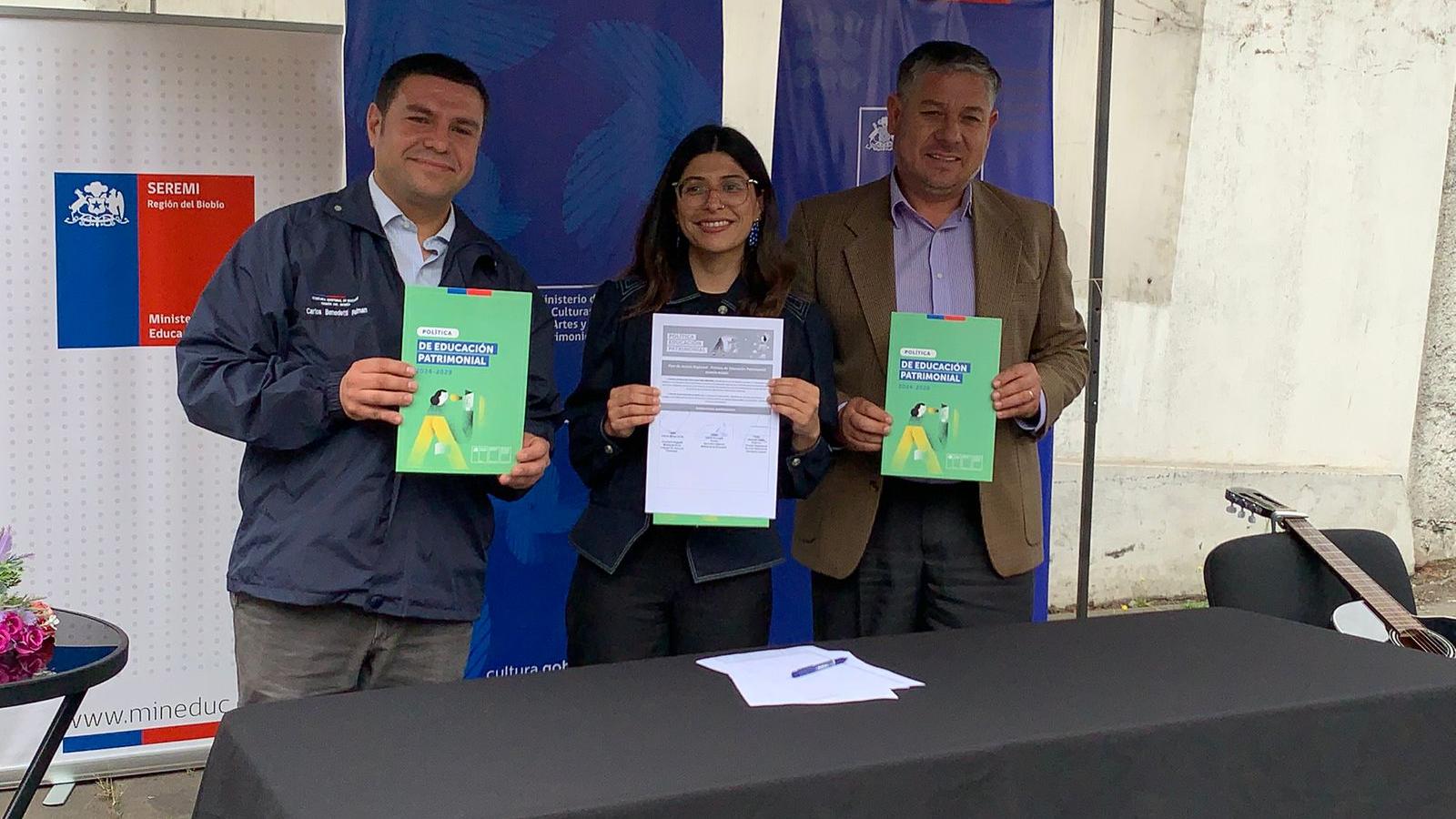 Máximas autoridades de Cultura y Educación firmando la Política de Educación Patrimonial. 