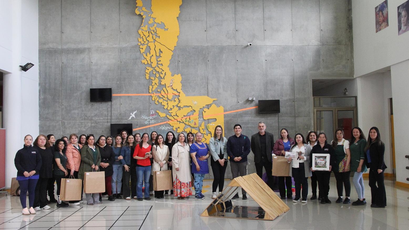 Equipos educativos de la Junji Magallanes reciben material didáctico sobre tradiciones y oficios del campo torrepainino